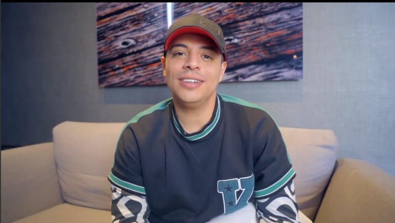 Luego de que un video en el que supuestamente aparece Eduin Caz durmiendo junto a una mujer de Chihuahua, el cual generó gran polémica pues se revelaría una infidelidad hacia su esposa Daisy Anahy, sin embargo el vocalista de Grupo Firme ya se pronunció al respecto con un video en donde aclara lo ocurrido.