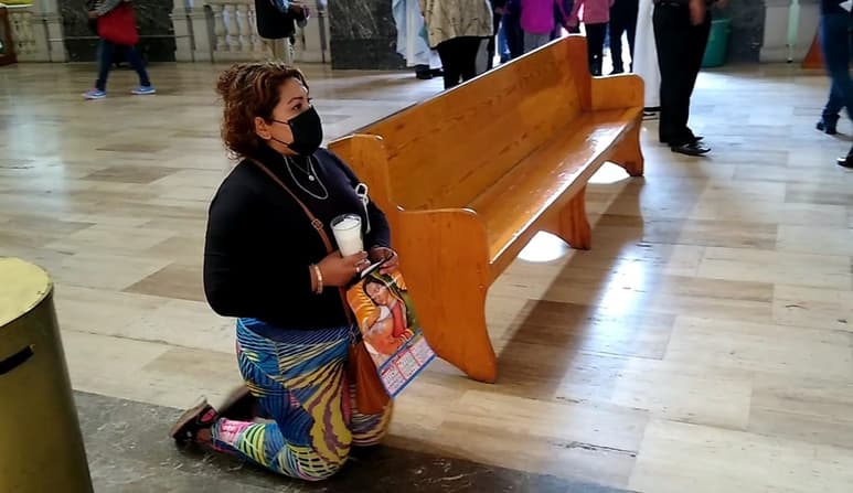 De rodillas fue como Beatriz visitó ayer a la Virgen de Guadalupe cuyo altar lució llenó de flores, veladoras y otras ofrendas. (EL SIGLO DE TORREÓN)