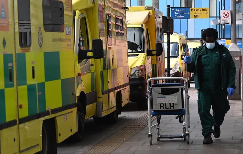 Al menos una persona ha fallecido en el Reino Unido a causa de la nueva variante ómicron del coronavirus, que solamente en Londres representa ya aproximadamente 'el 40 % de los casos', según anunció este lunes el primer ministro británico, Boris Johnson. (ARCHIVO)