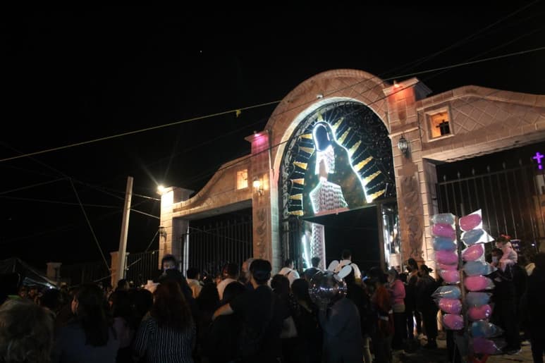 Cientos de feligreses subieron a una colina en Lerdo para visitar la Parroquia de Nuestra Señora de Guadalupe (DANIELA CERVANTES)