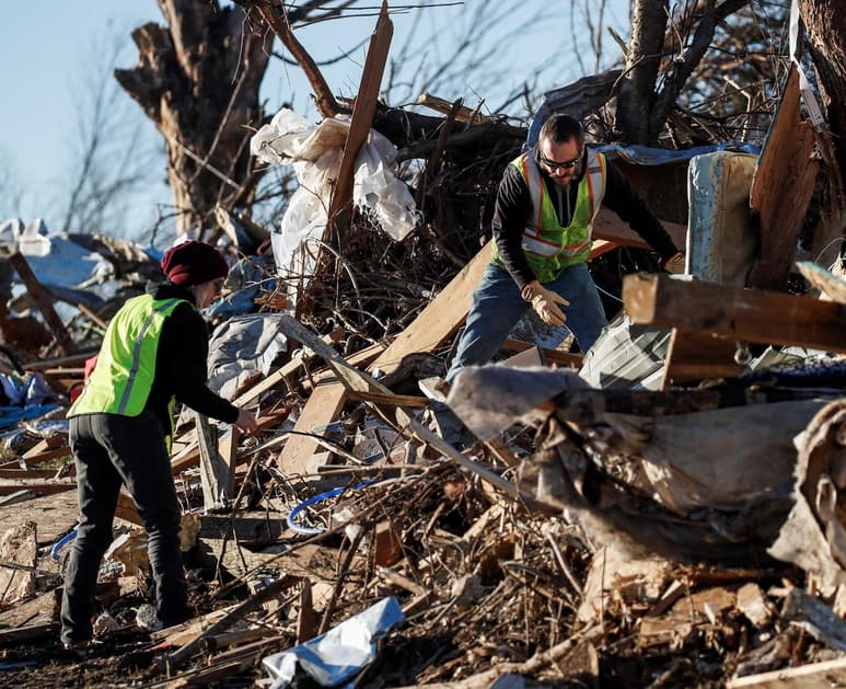 Un total de 64 personas murieron en Kentucky (EUA) debido al impacto de cuatro tornados en la noche del viernes, dijo este lunes el gobernador del estado, Andy Beshear, que adelantó que esa cifra 'probablemente subirá'. (ARCHIVO)