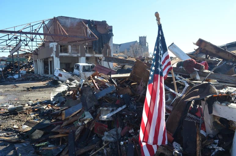Los más de 30 tornados que el viernes devastaron estados del sur y del medio oeste de Estados Unidos dejan por ahora un saldo parcial de 78 muertos y decenas de desaparecidos, aunque las autoridades no descartan que la cifra de fallecidos sea superior. (ARCHIVO)