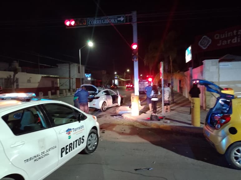 La unidad se impactó contra un Nissan Versa, color gris, modelo 2020, mismo que se desplazaba de norte a sur por la calle El Siglo de Torreón y era tripulado por Fernando de 30 años de edad. (EL SIGLO DE TORREÓN)