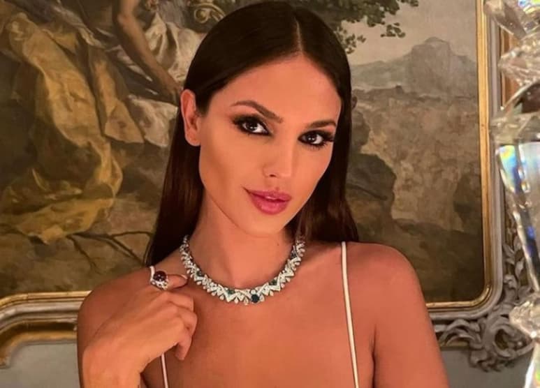 La actriz mexicana 'presumió' se esbelto abdomen con un traje de baño de dos piezas (@EIZAGONZALEZ)