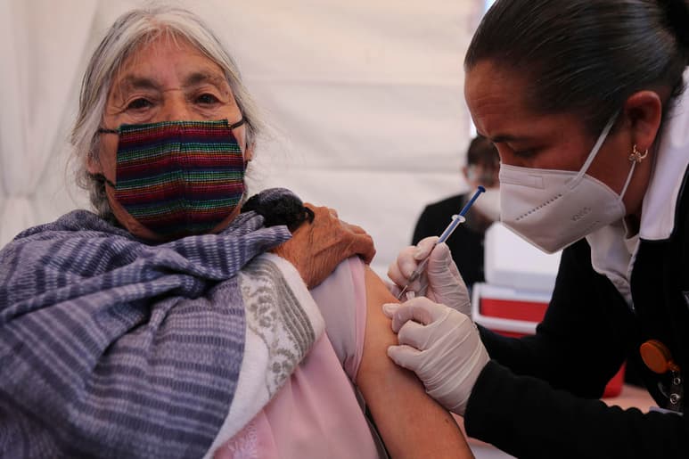 López-Gatell Ramírez, informó que los adultos mayores sí deberán registrarse en la página mivacuna.salud.com.mx para agilizar la aplicación de las dosis de refuerzo. (ARCHIVO)