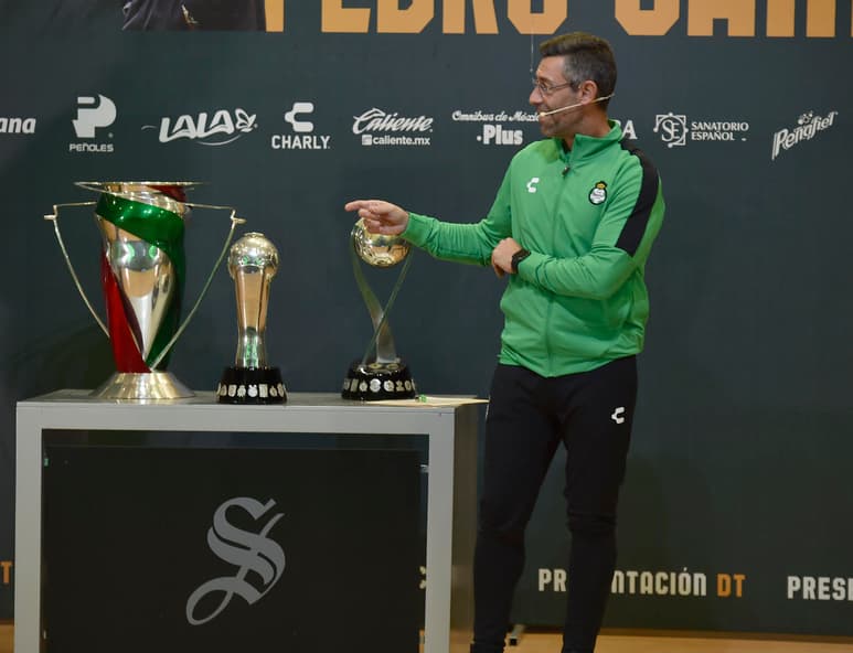 Ayer se realizó la presentación del entrenador portugués, mediante una ceremonia realizada en el Auditorio Orlegi, de Territorio Santos Modelo. (FOTOS: RAMÓN SOTOMAYOR)