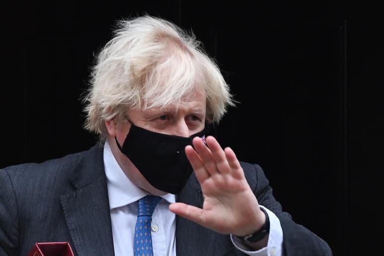 El primer ministro británico, el conservador Boris Johnson, defendió su gestión al ser acusado este miércoles por la oposición laborista de carecer de 'autoridad moral', por presuntamente romper las normas durante la pandemia, y 'política', tras sufrir anoche la mayor rebelión en sus filas desde que llegó al poder. (EFE)