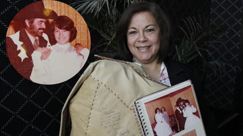 Con mucho orgullo y alegría, Adalinda Vázquez Hernández compartió la historia de cómo conoció a Vicente Fernández, su padrino de quince años. (FOTOS: VERÓNICA RIVERA)