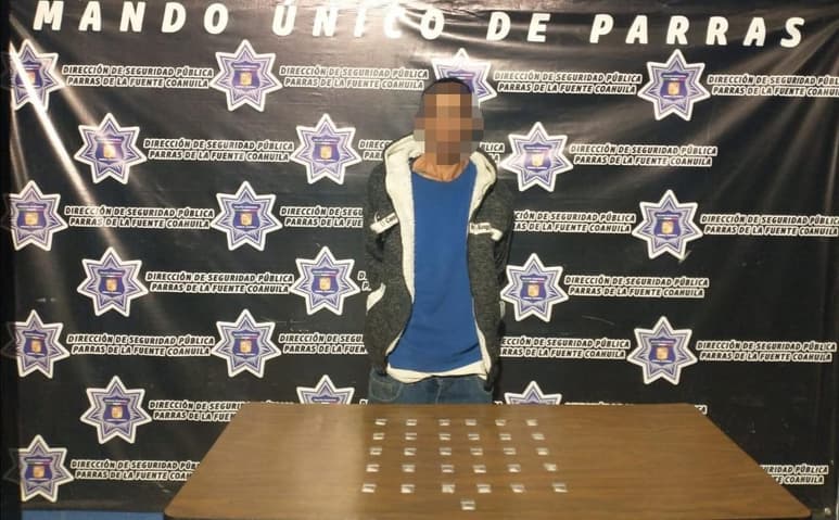 Luego de asegurar al individuo así como a los 31 envoltorios, fueron trasladados y puestos a disposición del Ministerio Público.
