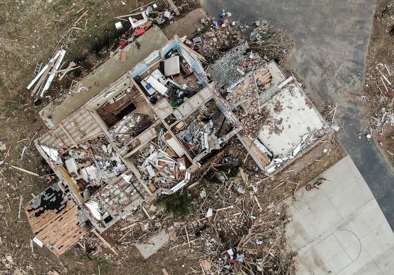 Al inspeccionar desde el cielo los daños causados por las tormentas en Kentucky, el presidente Joe Biden vio el miércoles barrios convertidos en montañas de escombros y casas sin techos ni ventanas, pruebas del desastre natural más reciente en un año que lo ha llevado a localidades devastadas de todo el país con mensajes de ayuda y condolencias. (EFE)