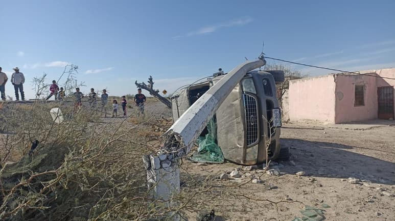 La camioneta terminó completamente destrozada y fue asegurada por las autoridades. (EL SIGLO DE TORREÓN)