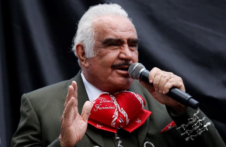 La familia de Vicente Fernández mintió sobre su fecha de muerte, oficialmente ocurrida el domingo pasado, de acuerdo con un amigo del Charro de Huentitán.