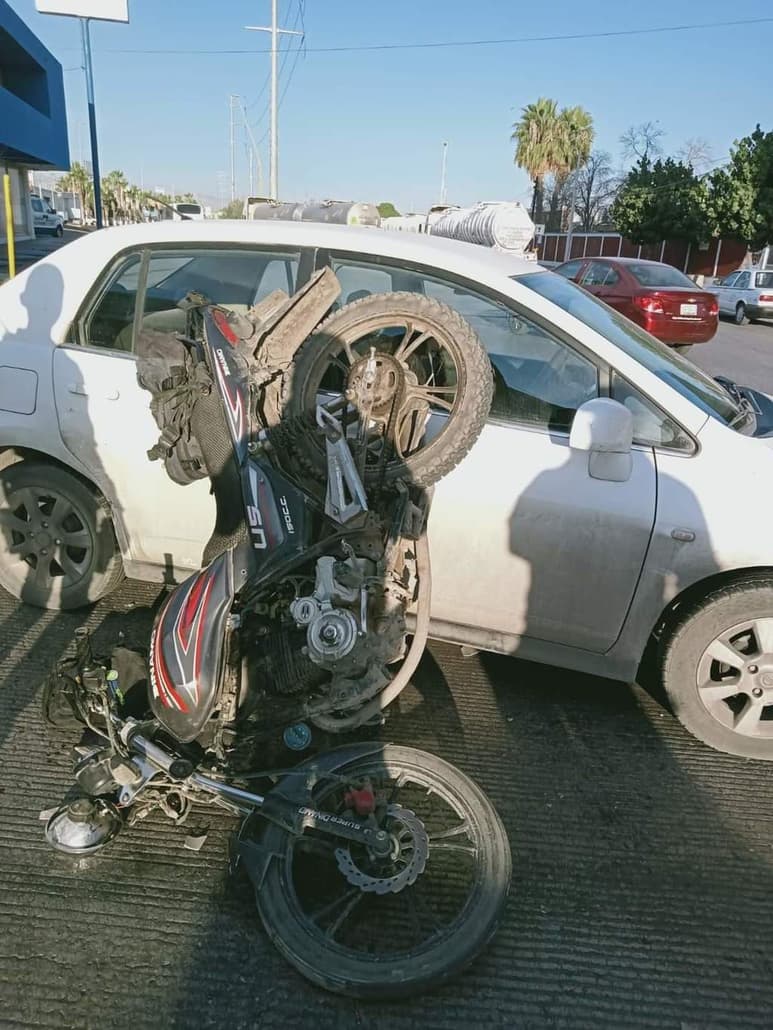 Motociclista es trasladado al hospital luego de ser impactado por un automóvil. (EL SIGLO DE TORREÓN)
