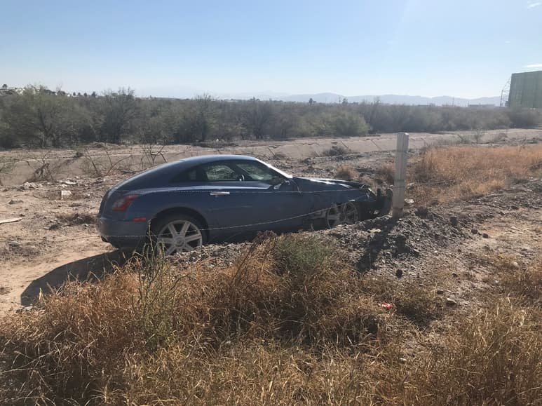 Uno de los autos involucrados acabó en un terreno baldío. (EL SIGLO DE TORREÓN)