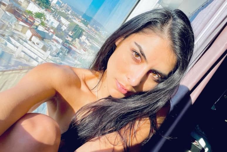 La cantante mexicana se dejó ver en traje de baño desde la red social de fotografías (@SARGENTOLEON)