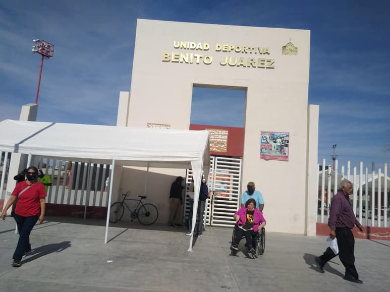 En el segundo día de vacunación contra COVID-19 para adultos mayores, de la Unidad Deportiva de San Pedro se agotaron en poco más de 2 horas las vacunas que se tenían proyectadas aplicar, lo que causó la inconformidad de las personas ya que a muchos los regresaron. (MARY VÁZQUEZ)