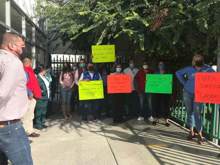Personal sindicalizado de la Unidad de Medicina Familiar 10 del IMSS tomaron las instalaciones de la farmacia. (EL SIGLO DE TORREÓN)