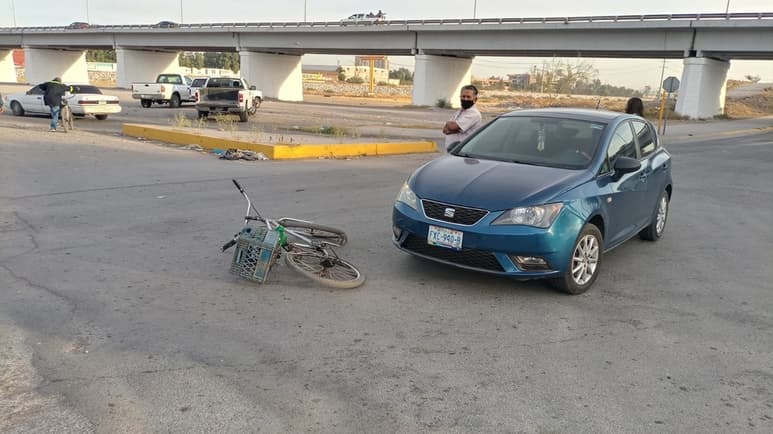 Tras el golpe, el ciclista sufrió contusiones en distintas partes del cuerpo y fue auxiliado por los paramédicos de Cruz Roja que atendieron el llamado. (EL SIGLO DE TORREÓN)