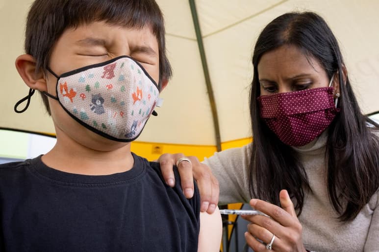 La farmacéutica Pfizer informó el viernes que cambió sus planes y que está probando tres dosis de su vacuna contra el coronavirus en bebés y niños menores de 5 años, en lugar de las dos dosis usuales. (ARCHIVO)