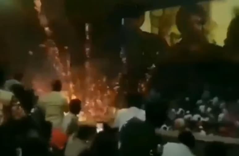 En redes el video que muestra a la gente activando pirotecnia dentro de una sala de cine, se difundió como si hubiera ocurrido durante una proyección de Spider-Man: No Way Home (CAPTURA)