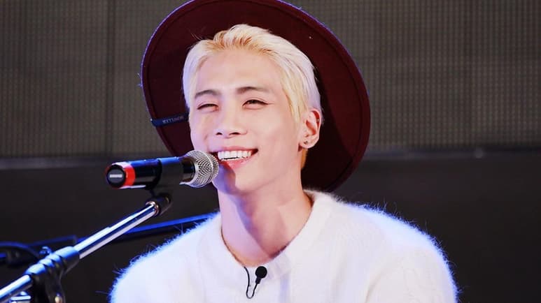 El cantante surcoreano Kim Jonghyun falleció en Seúl a los 27 años el 18 de diciembre de 2017, hace cuatro años, su deceso ocurrió en un suicidio, el integrante de la popular boyband Shinee fue recordado por sus compañeros de banda así como los seguidores de la agrupación, quienes se les conoce como 'Shawol', que es una abreviatura de Shinee Wold. (CORTESÍA)