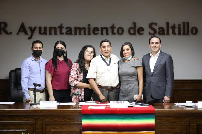 El alcalde dijo que don Pedro Salazar Herrera es un ejemplo del compromiso y responsabilidad que tienen los trabajadores municipales. (EL SIGLO DE TORREÓN)
