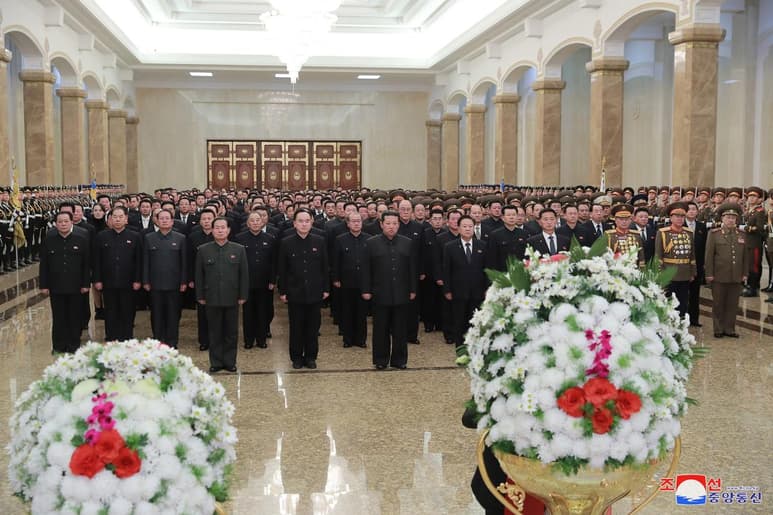Los medios estatales de Corea del Norte recogen este sábado los actos del décimo aniversario celebrado en la víspera de la muerte de Kim Jong-il, de quien heredó el poder su hijo Kim Jong-un, que incluyeron una ceremonia multitudinaria en Pionyang. (EFE)
