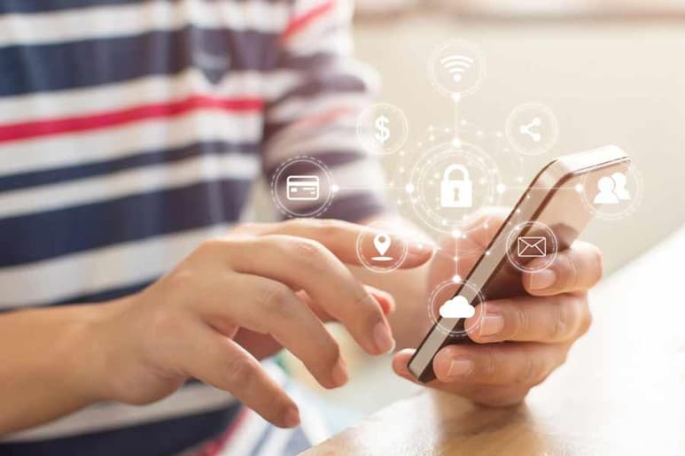 Las herramientas tecnológicas como las apps de rastreo de contacto y los sistemas de inteligencia artificial desplegados por gobiernos europeos para combatir el COVID-19 no jugaron un papel clave a la hora de frenar la pandemia y ahora suponen un riesgo de que ese nivel de vigilancia se acepte de forma generalizada, según un nuevo reporte. (ESPECIAL)
