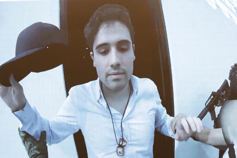 El hijo del excapo Joaquín 'Chapo ' Guzmán, Ovidio Guzmán López, quien se sumo a las redes de narcotráfico del cártel de Sinaloa habría ordenado asesinar a un cantante mexicano por negarse a cantar en su boda. (ARCHIVO)