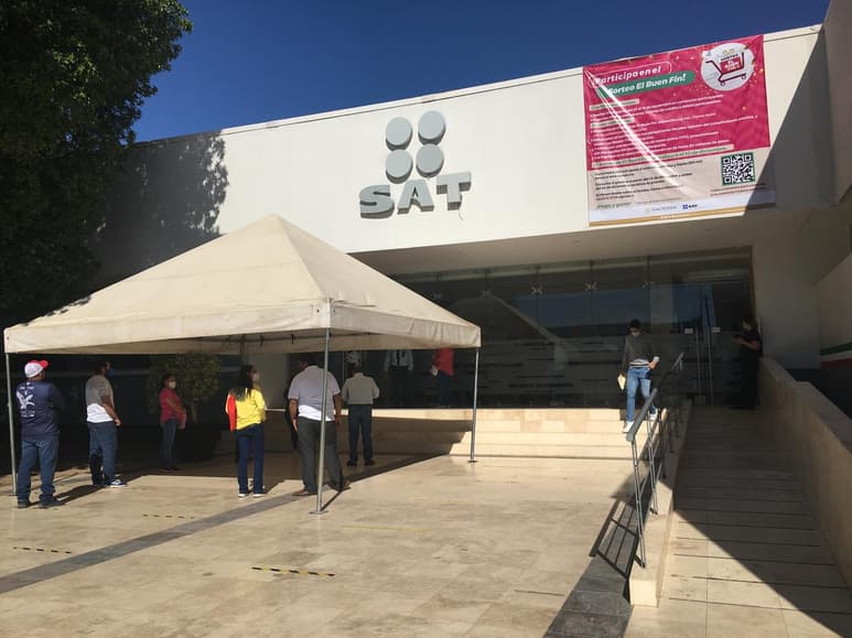 Si necesitan realizar trámites, los contribuyentes pueden hacerlo en línea a través de sat.gob.mx. (ARCHIVO)