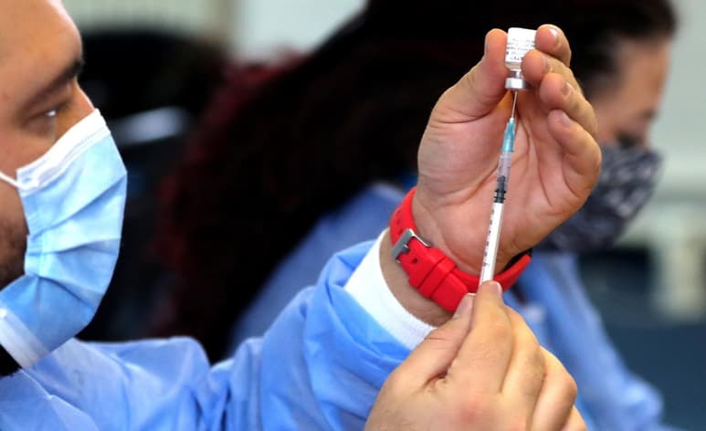 Los anticuerpos monoclonales y la pauta de vacunación con dos dosis no son suficientes para neutralizar la nueva variante ómicron, que escapa a buena parte de la respuesta del sistema inmunitario, pero la dosis de refuerzo sí que resulta eficaz, afirma un equipo de investigadores europeos. (ARCHIVO)