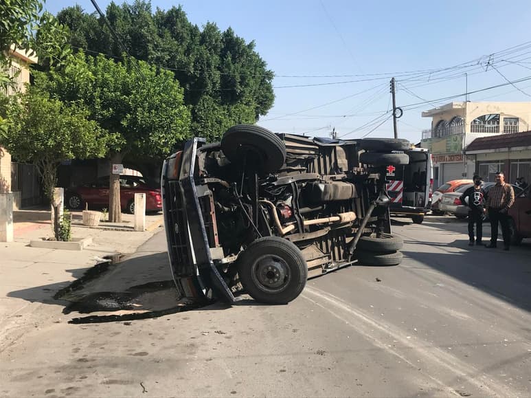 Uno de los custodios que viajaba en la parte trasera del vehículo permaneció encerrado por varios minutos, hasta que finalmente fueron abiertas las cerraduras especiales. (EL SIGLO DE TORREÓN)