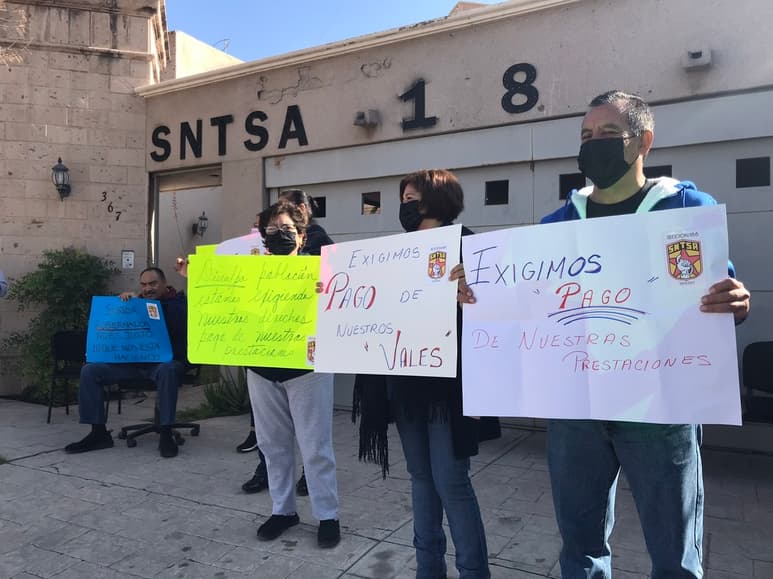 Trabajadores del SNTSS, amagaron ayer con suspender labores a partir de este martes si no recibían su compensación. (EL SIGLO DE TORREÓN)