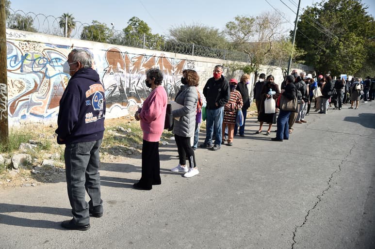 Ayer se citó a las personas de la tercera edad a las 8 de la mañana, pero la vacunación inició dos horas después. (ÉRICK SOTOMAYOR)