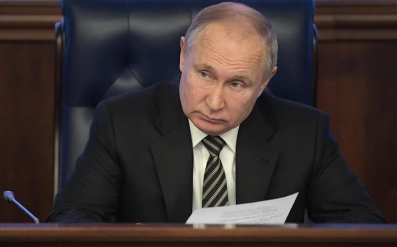 Rusia no exige para sí condiciones exclusivas en la esfera de la seguridad, pero responderá con firmeza ante cualquier paso hostil por parte de Occidente, advirtió hoy el presidente ruso, Vladímir Putin, en una reunión con la plana mayor del Ministerio de Defensa ruso. (EFE)
 