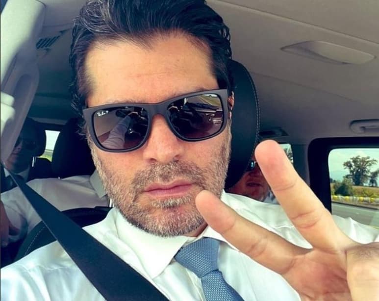 Eduardo Verástegui no se quería vacunar contra el Covid e incluso, hizo publicaciones al respecto, señalando que “No me he ba-kunado ni me voy a ba-kunar. No confío en las personas que están detrás de las vacunas”, y agregando que “el diablo el adversario, anda como león rugiente… Nos quieren despoblar. Tranquilos, dios al frente”. Ahora, el polémico personaje pide empatía porque ha sido contagiado con el virus.