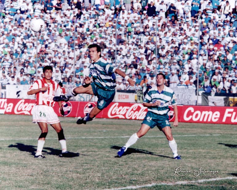 Fue hace un cuarto de siglo, pero para los aficionados al Santos Laguna parecería que fue ayer cuando Jared Borgetti levitó por los aires para marcar el gol más recordado de la historia albiverde.