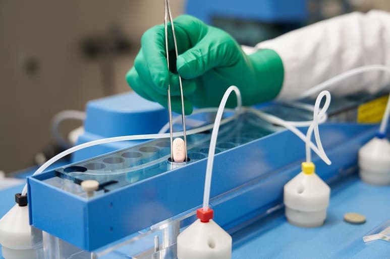 La pastilla puede usarse para tratar casos moderados del coronavirus en adultos y menores de 12 años que pesen al menos 40 kilogramos. (ARCHIVO)