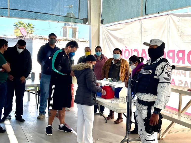 La instrucción era vacunar al personal de primera y segunda línea, pero después les dijeron que la inoculación va para los trabajadores de la salud en general. (CORTESÍA)