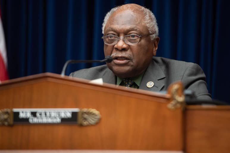 James Clyburn, de 81 años, cuenta con esquema completo de vacunación y dosis de refuerzo. (ARCHIVO)