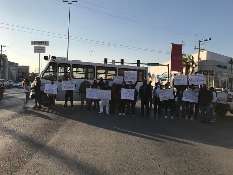 Ahora fueron médicos, enfermeras y demás trabajadores de salud los que salieron a cerrar la avenida 20 de Noviembre. (EL SIGLO DE TORREÓN)