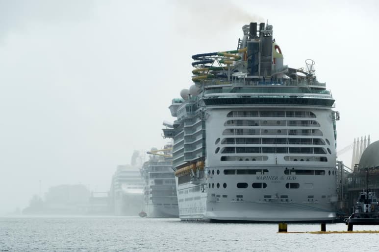 Más de 50 personas a bordo de un barco de Royal Caribbean que zarpó de Florida (EUA) dieron positivo a las pruebas de COVID-19 mientras estaban en un crucero en el Caribe, informó la compañía pocos días después de reportar otro brote en una embarcación que regresó a Miami, informan este jueves medios locales. (ARCHIVO)