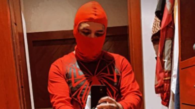 La película Spider-Man: No Way Home es una de las favoritas del año, tanto que los famosos también demostraron su interés por el héroe arácnido, y fue el cantante de regional mexicano Christian Nodal quien se fue al cine disfrazado como el trepa muros. (CORTESÍA)