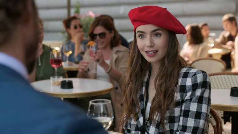 La serie de Emily in Paris es una de las más populares de la plataforma de 'streaming' Netflix, el programa protagonizado por Lily Collins recién estrenó su segunda temporada. Pero algo que impresionó es la cantidad de dinero que gana la actriz por cada uno de los episodios. (EFE/ NETFLIX)