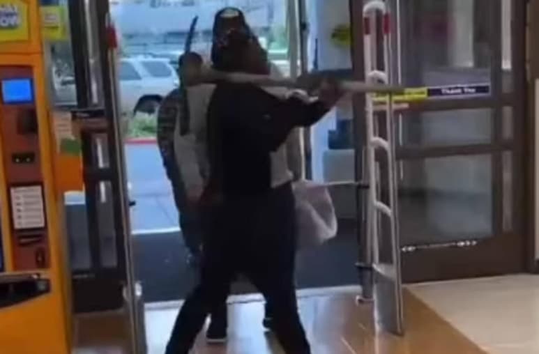 La mujer logró huir de la tienda con la mercancía (CAPTURA)