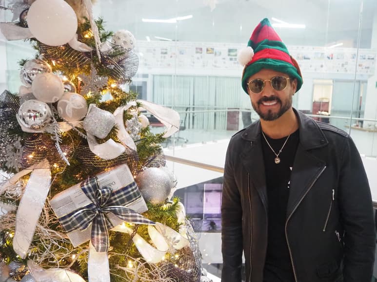 Contento. El actor y baterista, José Ron, visitó El Siglo de Torreón, en donde se puso un gorrito de duende navideño y habló de su mejor regalo de vida. (FOTOS: FERNANDO COMPEÁN, VERÓNICA RIVERA Y CORTESÍA)