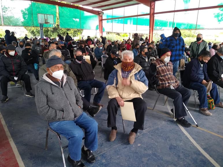 Cabe hacer mención que, en dos días, 18 mil 290 personas adultas mayores de 60 años de Torreón acudieron a las células de vacunación anticovid para aplicarse la tercera dosis. (ARCHIVO)