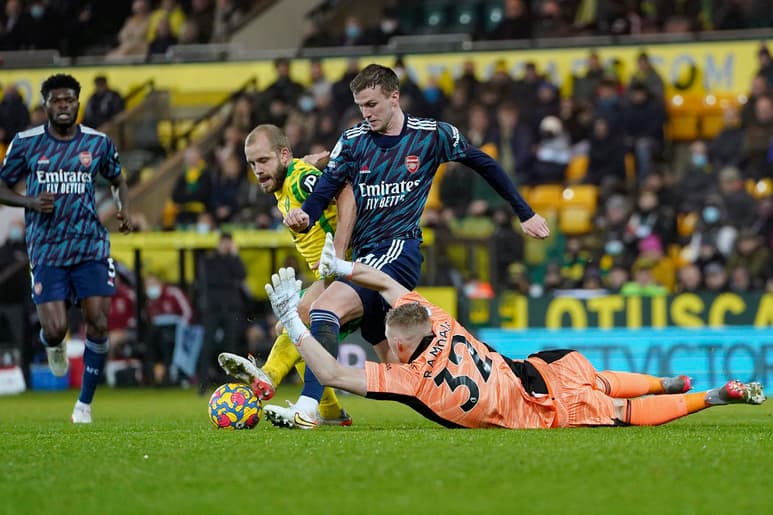 Con este triunfo el Arsenal se coloca a tres puntos del Chelsea, que es tercero, y que más tarde enfrenta al Aston Villa. (AP)