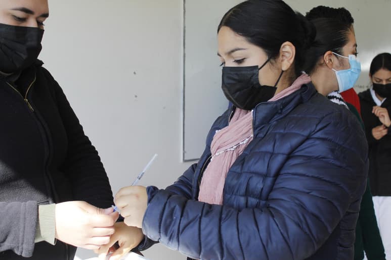 Un total de 27 mil 600 dosis se destinaron para ambas regiones y se aplicaron entre el 14 y el 18 de diciembre, de acuerdo al programa establecido en el combate y control al COVID-19. (ARCHIVO)