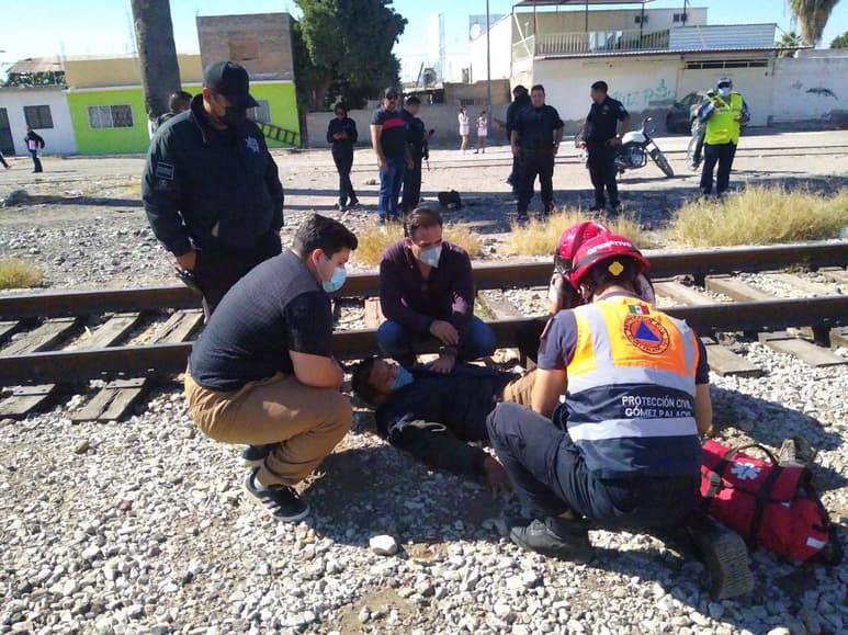 De acuerdo a lo que manifestó viajaba en el 'lomo de la bestia', con la intención de llegar a la frontera con Estados Unidos, pero en un momento dado perdió el equilibrio y su extremidad inferior izquierda quedó sobre la vía y se la 'arrancó'. (EL SIGLO DE TORREÓN)